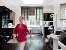 Person in moderm Praxisraum