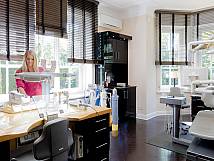 Person in moderm Praxisraum