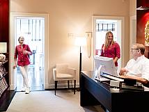 Personen in moderem Empfangsraum