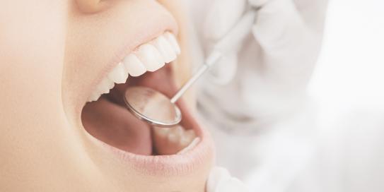 Zahnarzt untersucht Zähne