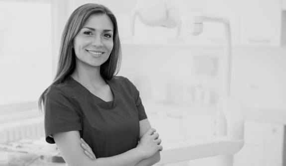 Freundliche Frau schwarz-weiß