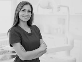 Freundliche Frau schwarz-weiß