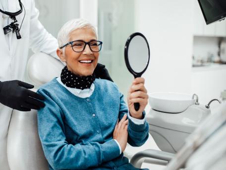Zahnarzt behandelt Patientin