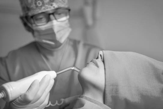 Zahnarzt behandelt Patientin