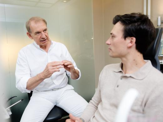 Thomas Marc Schulte im Gespräch mit Patient
