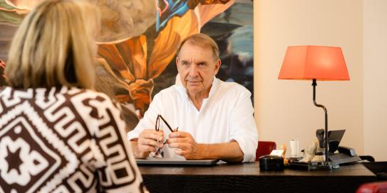 Thomas Marc Schulte spricht mit Patientin