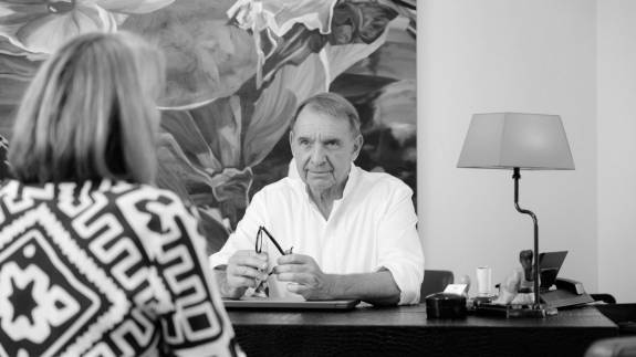 Thomas Marc Schulte spricht mit Patientin