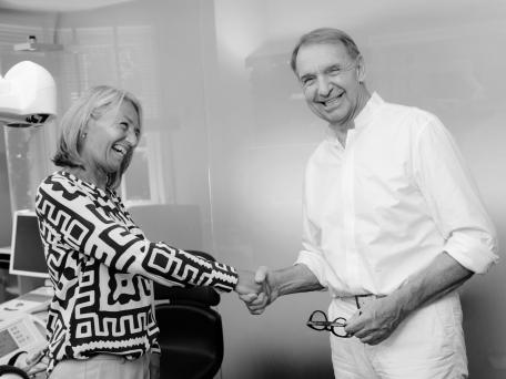 Thomas Marc Schulte spricht mit Patientin
