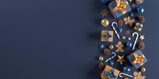 Weihnachtliche Utensilien auf blauem Hintergrund